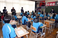 放送教材を使用して行われた国語の公開授業(広尾中)