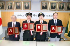 表彰を受けた（左から）村松さん、朝倉さん、山田さん、正者さん