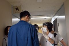 病棟に入り込もうとする不審者を抑える看護師ら