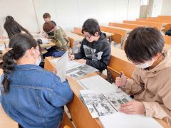マンガ版とアニメ版の表現の違いについてディスカッションする学生たち