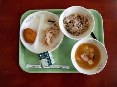 ふるさと給食。秋鮭汁（右下）、五目ご飯（右上）、切り干し大根のおかかマヨ和え・焼き栗コロッケ（左上）、牛乳（左下）
