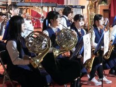 演奏する部員たち
