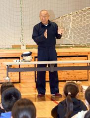 アルミシート防災に活用　陸別小児童が体験　栗林建設が地域貢献 3