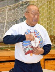 アルミシート防災に活用　陸別小児童が体験　栗林建設が地域貢献 2
