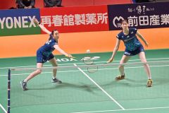 【女子ダブルス・１回戦】連係良く戦う永原和可那（左）と松本麻佑のペア