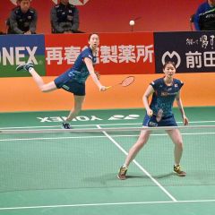 【女子ダブルス・１回戦】連係良く戦う永原和可那（奥）と松本麻佑のペア