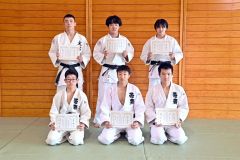 個人戦の各階級の優勝者。手前左から男子６０キロ級の白木玲雄、同６６キロ級の城地春寿、同７３キロ級の笠置大翔、後列左から同８１キロ級の南部弘輝、無差別級の伊藤大輝、女子の井嶋ひなた