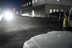 車のライトで歩行者が見えづらくなる状況などを検証した実験