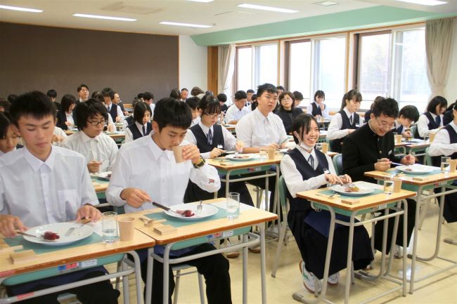 【写真】「足寄の食 知る機会に」 中学生フレンチ味わう あしおこし隊が提供