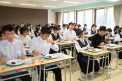 地元産の食材を使用した、本格的なフレンチのフルコースを味わう足寄中の生徒たち