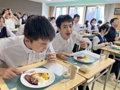 地元産の食材を使用した、本格的なフレンチのフルコースを味わう足寄中の生徒たち