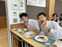 地元産の食材を使用した、本格的なフレンチのフルコースを味わう足寄中の生徒たち