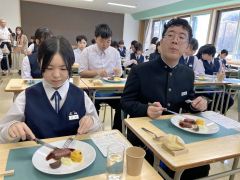 地元産の食材を使用した、本格的なフレンチのフルコースを味わう足寄中の生徒たち