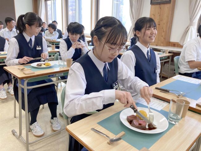 【写真】「足寄の食 知る機会に」 中学生フレンチ味わう あしおこし隊が提供