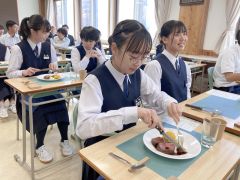 地元産の食材を使用した、本格的なフレンチのフルコースを味わう足寄中の生徒たち