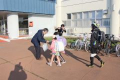 朝のあいさつ　児童に「おはよう」　すくすく運動　鹿追 3
