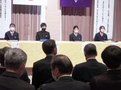 発表する上浦幌中学校生徒会のメンバー