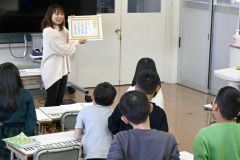 五十音をきれいに発音する楽しさを説く藤原さん