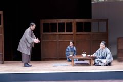 熱演する助川さん（左）ら