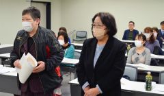 勤続３０年表彰を受けた（右から）濱田さんと浅川さん