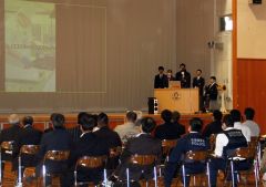とかち創生学での半年間の成果を発表する本別高校１年生たち