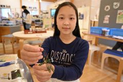 オニヤンマの模型を完成させた野村さん