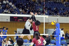 【女子２回戦・白樺学園―小樽双葉】第２セット、白樺学園の野澤美羽がスパイクで２５点目を決める