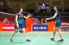 女子ダブルス・２回戦も快勝し、笑顔を見せる永原和可那（左）と松本麻佑（金野和彦撮影）