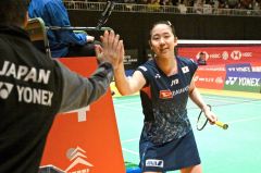 ２回戦をストレートで快勝し、コーチとタッチを交わし笑顔を見せる永原和可那（金野和彦撮影）