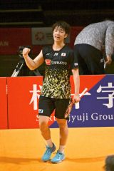 ２回戦で世界王者の韓国ペアを破り、ガッツポーズをする岡村洋輝（金野和彦撮影）