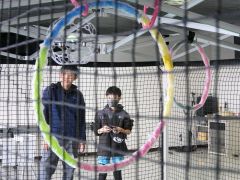ドローンサッカーを体験する来場者