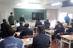パッケージデザインの手法について学ぶ士幌高生とキルギスの生徒
