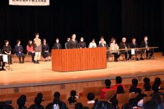 １０年ぶりの帯広開催となった全道高校演劇発表大会。あいさつする帯広柏葉の角谷部長