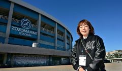 「同士のように感じる」と表現するマリンスタジアムを見上げる谷保さん（金野和彦撮影）