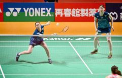 【女子ダブルス・準々決勝】第１ゲーム、素早い反応でシャトルを打ち返す永原和可那（左）。右は松本麻佑（金野和彦撮影）