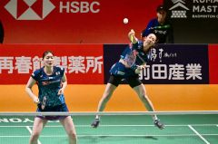 【女子ダブルス・準々決勝】第１ゲーム、スマッシュを打つ永原和可那（右）。左は松本麻佑（金野和彦撮影）