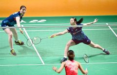 【女子ダブルス・準々決勝】第１ゲーム、ネット際に落ちるシャトルをひろう永原和可那（右）。左は松本麻佑（金野和彦撮影）
