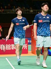 男子ダブルス準々決勝で中国に敗れ、悔しさをにじませる岡村洋輝（左）と三橋健也（金野和彦撮影）