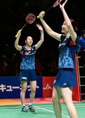 女子ダブルス・準々決勝でタイを破り、観客席の拍手に手を振る永原和可那（左）と松本麻佑（金野和彦撮影）
