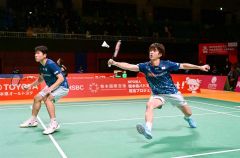 【男子ダブルし・準々決勝】第１ゲーム、果敢に打ち返す岡村洋輝（右）。左は三橋健也（金野和彦撮影）