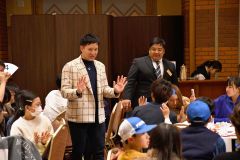 ハイタッチしてファンと触れ合う杉谷さん