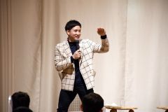 最も難しかった投手に福岡ソフトバンクホークスのモイネロ投手をあげ、カーブの落差を説明する杉谷さん