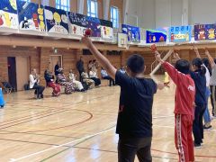 交流する陸別小児童とＪＩＣＡ研修員たち