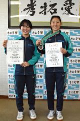 Ｕ１８女子ハンマー投げ３位の澤向美樹（右）と同円盤投げ４位の川村羽海