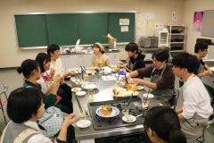 料理の感想を話し合う参加者