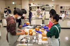 試作調理する参加者