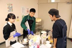 試作調理する参加者