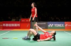 女子ダブルス・準決勝、第２ゲーム。激しく打ち合った末、中国ペアに敗れ力尽きて倒れ込む永原和可那（手前）。後方は松本麻佑（金野和彦撮影）