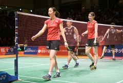 【女子ダブルス・準決勝】中国ペアに敗れ、悔しい表情を見せる永原和可那（左手前、赤色ユニホーム）と松本麻佑（右、同）＝金野和彦撮影
