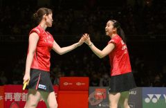女子ダブルス・準決勝、第２ゲーム開始早々、中国ペアから得点を奪いタッチを交わし勢いに乗る永原和可那（右）と松本麻佑（金野和彦撮影）